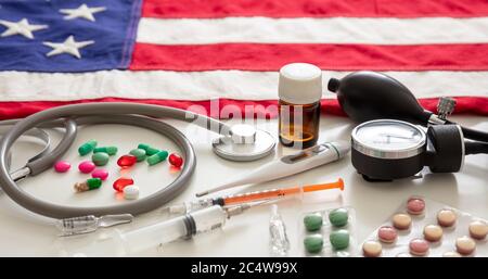 États-Unis soins de santé. Équipement médical, médecine et drapeau des États-Unis d'Amérique, vue rapprochée. Pharmacologie américaine, concept pharmaceutique Banque D'Images