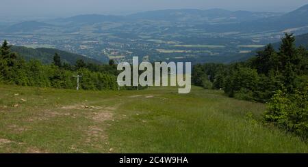 Vue panoramique depuis le sentier de Pustevny à Radhost à Beskydy en République tchèque, en Europe Banque D'Images