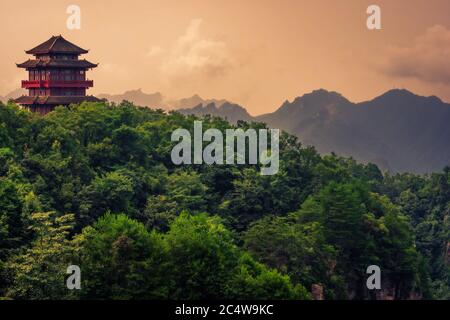 Bâtiment traditionnel à l'architecture chinoise, un temple de pagode situé au sommet d'un sommet de montagne surplombant les superbes piliers de la chaîne de montagnes Tianzi, Banque D'Images