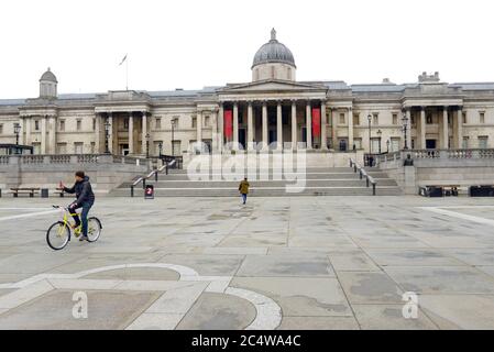 Londres, Angleterre, Royaume-Uni. Trafalgar Square au début de la crise du coronavirus, mars 2020 - cycliste prenant un selfie Banque D'Images