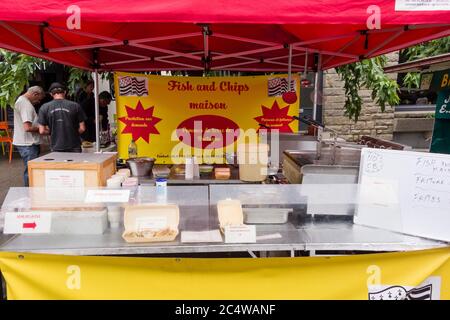 Les poissons et les chips stallent au marché aux puces du dimanche, Dinard, Bretagne, France Banque D'Images