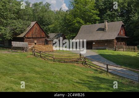 Vieilles maisons en bois dans le musée en plein air de Roznov pod Radhostem en République tchèque, Europe Banque D'Images