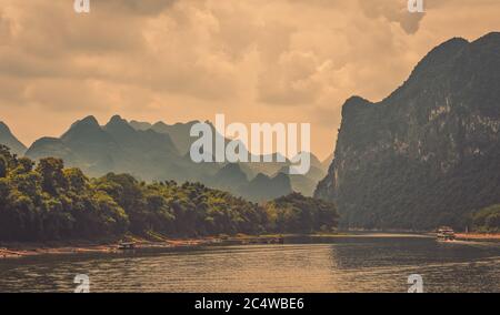 Magnifique paysage de montagne karstique sur la rive de la magnifique rivière Li près de Yangshuo, lors d'une chaude journée d'été, en Chine Banque D'Images
