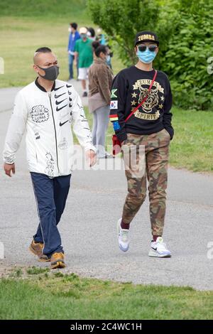 MODE PANDÉMIQUE. Deux hommes américains d'Asie font de l'exercice le long d'un sentier de randonnée dans Little Bay Park à Whitestone, Queens, New York. Banque D'Images