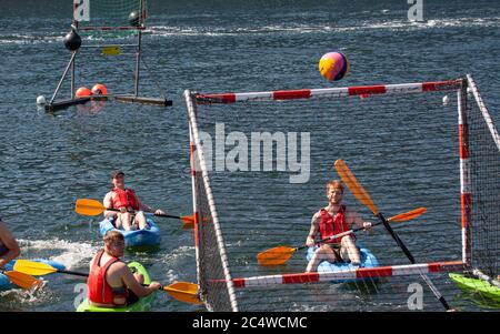 Les jeunes jouent au canoë Polo dans des kayaks. Balle et objectif devant l'image. Copenhague, Danemark - 27 juin 2020. Banque D'Images