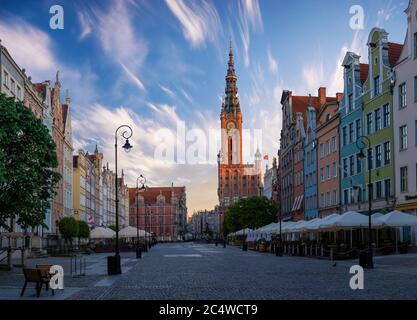 Vue sur la place et la rue nommée long Lane avec l'historique Hôtel de ville de Gdansk . Pologne Banque D'Images