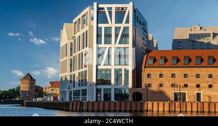 Holiday Inn Gdansk - Centre ville, Gdansk-Hôtel dans le port de plaisance, dans la partie restaurée de Gdansk Banque D'Images