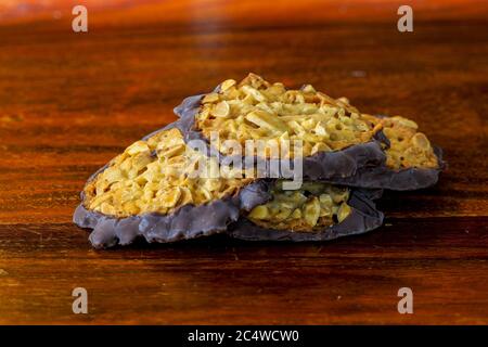 Gros plan de délicieux biscuits florentins sur un table en bois brun Banque D'Images