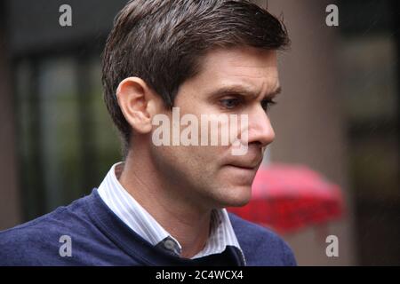 Andrew Thomas, correspondant d'Al Jazeera Sydney, est interviewé par SBS Television lors de la manifestation à Martin place en faveur du journaliste australien Pete Banque D'Images