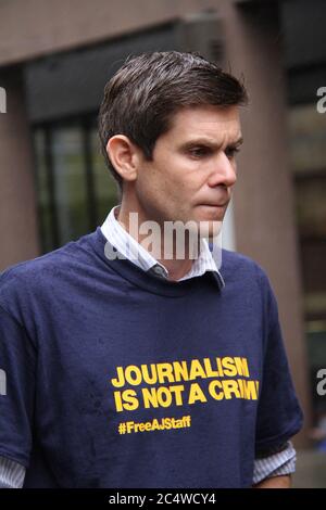 Andrew Thomas, correspondant d'Al Jazeera Sydney, est interviewé par SBS Television lors de la manifestation à Martin place en faveur du journaliste australien Pete Banque D'Images