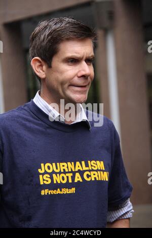 Andrew Thomas, correspondant d'Al Jazeera Sydney, est interviewé par SBS Television lors de la manifestation à Martin place en faveur du journaliste australien Pete Banque D'Images