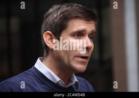 Andrew Thomas, correspondant d'Al Jazeera Sydney, est interviewé par SBS Television lors de la manifestation à Martin place en faveur du journaliste australien Pete Banque D'Images