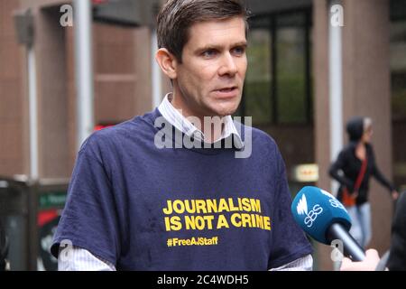 Andrew Thomas, correspondant d'Al Jazeera Sydney, est interviewé par SBS Television lors de la manifestation à Martin place en faveur du journaliste australien Pete Banque D'Images