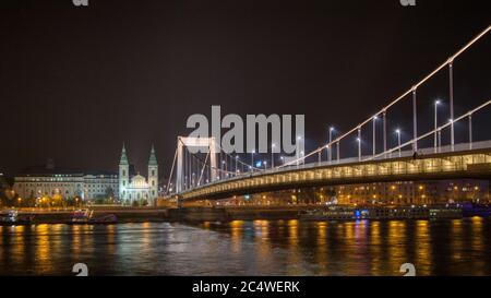 Pont Elisabeth sur le Danube avec éclairage nocturne, Budapest. Banque D'Images