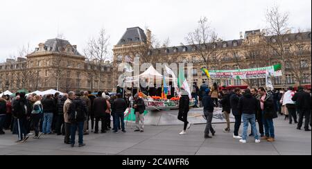 PARIS, FRANCE - 23 FÉVRIER 2020 : crise politique en Algérie ; manifestation du mouvement Hirak ; les gens soutiennent des élections libres, la démocratie, les droits de l'homme. Banque D'Images