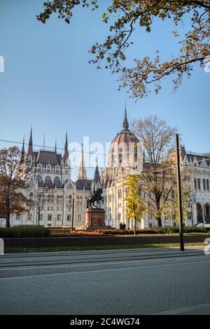 Statue équestre Rakoczi Ferenc sur le fond du bâtiment du paliament hongrois. Banque D'Images