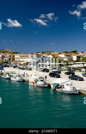 Les bateaux de pêche amarrés dans le port, Lixouri, Kefalonia, îles Ioniennes, Grèce. Banque D'Images