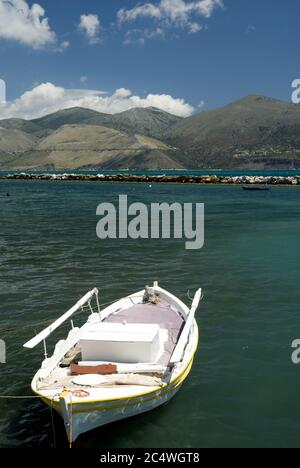 Bateau de pêche amarré dans le port, Lixouri, Kefalonia, Iles Ioniennes, Grèce. Banque D'Images