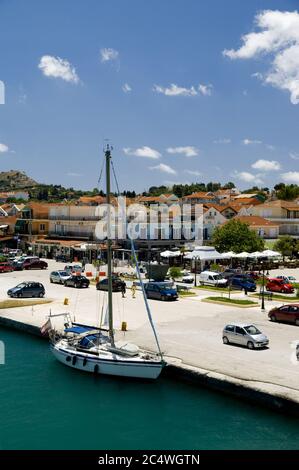 Yacht amarré dans le port, Lixouri, Kefalonia, Iles Ioniennes, Grèce. Banque D'Images