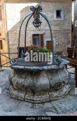 narni,italie juin 29 2020 :puits de la communauté de narni pays près de l'auberge Banque D'Images