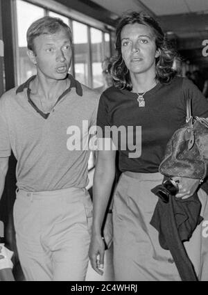 Socialite grecque et femme d'affaires et héritière de la fortune d'Onassis Christina Onassis quittant l'aéroport de Londres Heathrow avec son mari Sergei Kauzov en septembre 1979. Banque D'Images