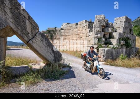 La porte d'Arcadia et les murs massifs de pierre de l'ancien Messène (Ithomi), toujours en service comme route vers Arcadia après 2000 ans. Messinia, Pélope du Sud Banque D'Images