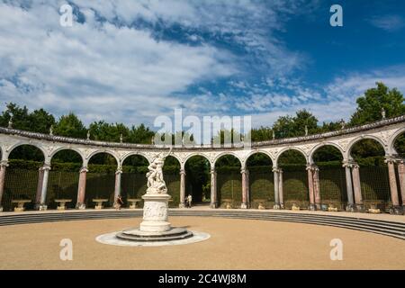 Versailles, France - 27 août 2019 : la place de la Colonnade et sa statue dans les jardins du château de Versailles. Banque D'Images