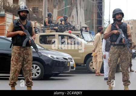 Karachi. 29 juin 2020. Les responsables de la sécurité ont encoré le site de l'attaque dans la ville portuaire de Karachi, dans le sud du Pakistan, le 29 juin 2020. Quatre militants et cinq membres du personnel de sécurité ont été tués lundi dans une attaque terroriste contre le bâtiment de la Bourse du Pakistan, dans la ville portuaire de Karachi, dans le sud du pays, a déclaré la police. Crédit: STR/Xinhua/Alay Live News Banque D'Images