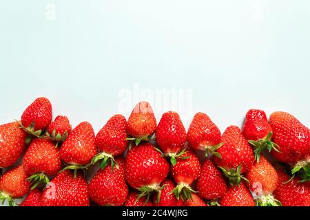Vue de dessus de fond avec de savoureux baies de fraise bio cadre sur un fond blanc. Flat lay, vue de dessus, espace de copie Banque D'Images