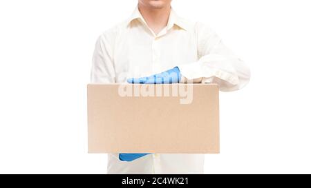 Le livreur sans visage mains dans des gants stériles de messagerie pour livraison sûre colis dans une boîte en carton éco label un pendant la quarantaine du coronavirus covid- Banque D'Images