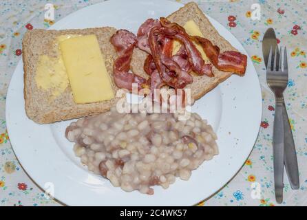 Plat traditionnel sud-africain de samp et de haricots servi avec d'autres aliments sur une image d'assiette en format horizontal Banque D'Images