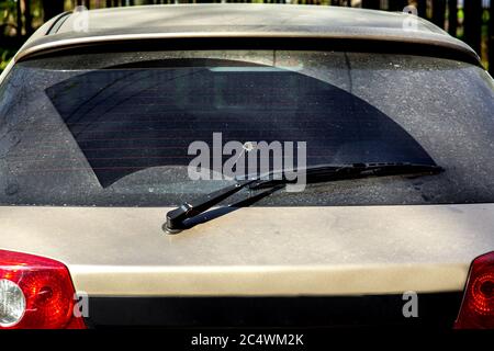 hayon arrière véhicule sale vue arrière sur un verre poussiéreux dans les déjections d'oiseaux. Banque D'Images