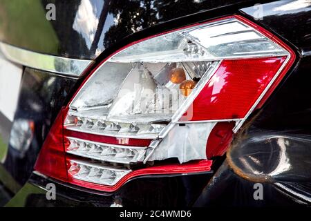 vue en gros plan du phare arrière cassé sur les dommages causés à la voiture en cas d'accident. Banque D'Images