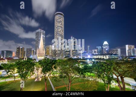 Singapour 01. 2020 janvier : la cathédrale Saint-André et Swissôtel The Stamford la nuit Banque D'Images