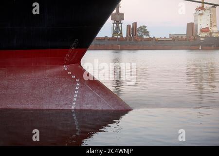 Marques de dépouille sur un navire - numéros de ligne d'eau sur l'arc et la poupe d'un navire au port maritime Banque D'Images