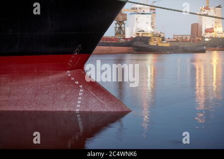 Marques de dépouille sur un navire - numéros de ligne d'eau sur l'arc et la poupe d'un navire au port maritime dans la soirée Banque D'Images