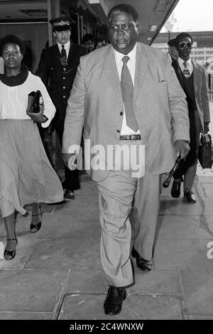 Le vice-président du Zimbabwe Joshua Nkomo arrive à l'aéroport de Londres Heathrow en avril 1984. Banque D'Images