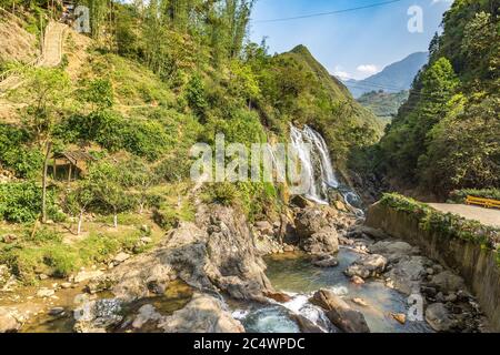 Cascade dans le village Cat Cat Cat près de Sapa, Lao Cai, Vietnam en une journée d'été Banque D'Images