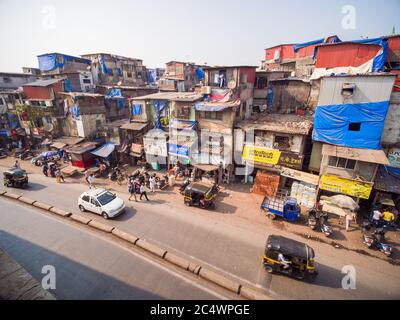 Mumbai, Inde - 17 décembre 2018 : bidonvilles pauvres et pauvres de Dharavi dans la ville de Mumbai. Banque D'Images