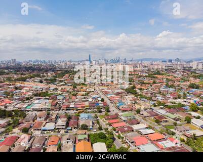 Panorama de l'ensemble de Kuala Lumpur à partir de l'extrême périphérie de la ville. La Malaisie. Des images aériennes de drones. Banque D'Images