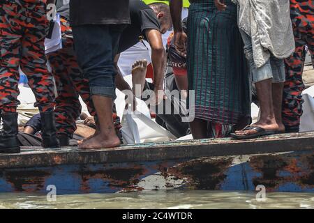 Dhaka, Bangladesh. 29 juin 2020. (NOTE DE LA RÉDACTION : l'image dépeint la mort) équipe de secours qui récupère des corps du fleuve Buriganga. Au moins 30 personnes sont mortes et une douzaine sont disparues après qu'un ferry a chaviré et coulé le 29 juin dans la capitale du Bangladesh, Dhaka, à la suite d'une collision avec un autre navire, ont déclaré les responsables des secours. Crédit : SOPA Images Limited/Alamy Live News Banque D'Images