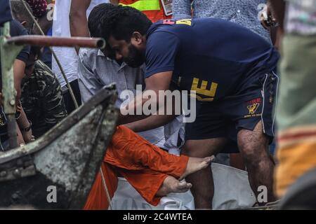 Dhaka, Bangladesh. 29 juin 2020. (NOTE DE LA RÉDACTION : l'image dépeint la mort) équipe de secours qui récupère des corps du fleuve Buriganga. Au moins 30 personnes sont mortes et une douzaine sont disparues après qu'un ferry a chaviré et coulé le 29 juin dans la capitale du Bangladesh, Dhaka, à la suite d'une collision avec un autre navire, ont déclaré les responsables des secours. Crédit : SOPA Images Limited/Alamy Live News Banque D'Images