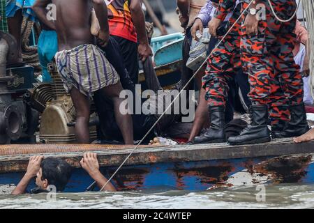 Dhaka, Bangladesh. 29 juin 2020. (NOTE DE LA RÉDACTION : l'image dépeint la mort) équipe de secours qui récupère des corps du fleuve Buriganga. Au moins 30 personnes sont mortes et une douzaine sont disparues après qu'un ferry a chaviré et coulé le 29 juin dans la capitale du Bangladesh, Dhaka, à la suite d'une collision avec un autre navire, ont déclaré les responsables des secours. Crédit : SOPA Images Limited/Alamy Live News Banque D'Images