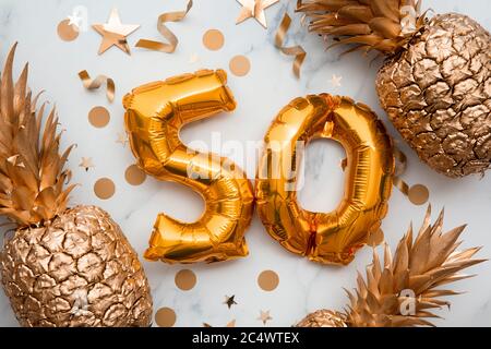 Carte De Celebration Du 50e Anniversaire Avec Ballons En Papier D Aluminium Dore Et Ananas Dores Photo Stock Alamy