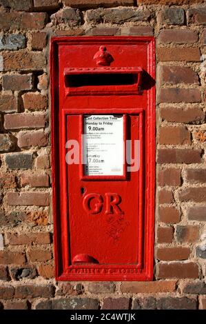 Red Postbox à Exeter Devon, Angleterre, Royaume-Uni Banque D'Images