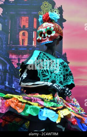 Moscou, Russie - 29 juin 2018 : participant à l'habillement traditionnel pendant le carnaval mexicain Dia de los Muertos. Jour des morts Banque D'Images