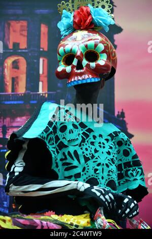 Moscou, Russie - 29 juin 2018 : participant à l'habillement traditionnel pendant le carnaval mexicain Dia de los Muertos. Jour des morts Banque D'Images