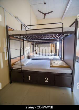Chambre vide pour une auberge bon marché avec lits superposés en Inde. Banque D'Images
