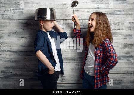 Petit garçon avec une casserole sur la tête. enfant avec une