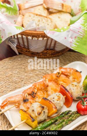 Fruits de mer grillés et légumes du barbecue servis avec du pain Banque D'Images